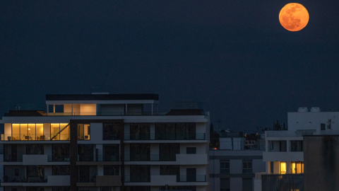 Imagen referencial de la última luna de 'gusano', vista desde Grecia, el 25 de marzo de 2024.