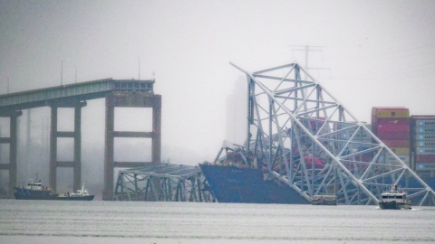 Barcos de búsqueda y recuperación navegan por las aguas del río Patapsco, lugar del colapso del puente Francis Scott (Baltimore), el 27 de marzo de 2024.