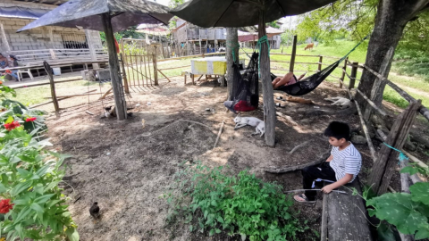 Niños reposan bajo arboles en el sitio que hace parque infantil del recinto de Don Lucas, de la parroquia Bajada de Chanduy, anclado en el siglo pasado. 