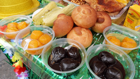 Imagen referencial de varios dulces y platos típicos de Cuenca.