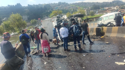 Una volqueta sufrió un accidente de tránsito en el puente de Guajaló, en el sur de Quito, el 28 de marzo de 2024.