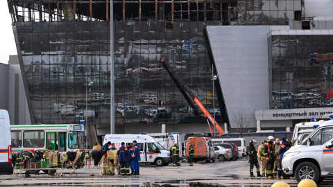 El personal de los servicios de emergencia trabaja junto a la sala de conciertos Crocus City Hall incendiada en Moscú.