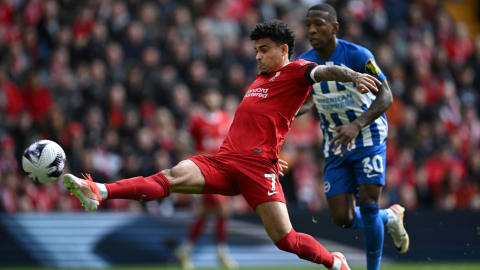 Luis Díaz y Pervis Estupiñán, en el partido entre Liverpool y Brighton, el 31 de marzo de 2024.