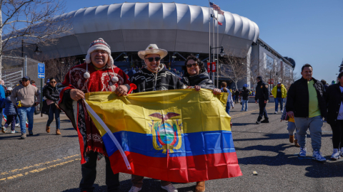 Hinchas ecuatorianos en los exteriores del Red Bull Arena, el 24 de marzo de 2024.