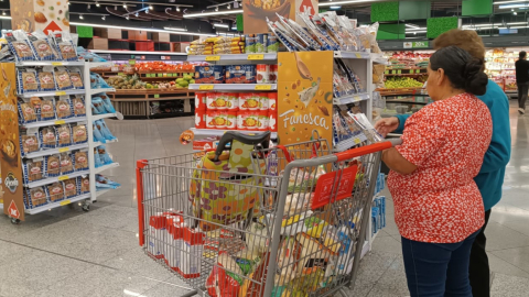 Imagen referencial de personas realizando compras en un supermercado en Quito, 20 de marzo de 2024.