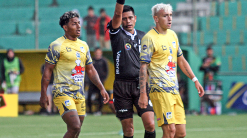 Jugadores de Delfín, durante un partido de la LigaPro, el 31 de marzo de 2024.