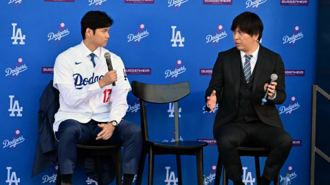 Shohei Ohtani (i) habla con su intérprete Ippei Mizuhara en una rueda de prensa en Los Ángeles, el 14 de diciembre de 2023.