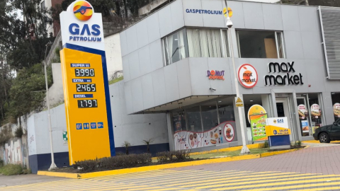 Gasolinera exhibe los nuevos precios de los combustibles, que subieron tras el alza del IVA al 15%.