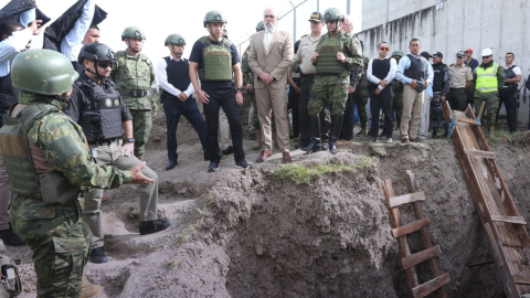 El presidente Daniel Noboa supervisa el cierre de un túnel en la cárcel de Turi, en Cuenca, el 1 de abril de 2024.