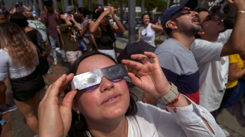 Personas observan un eclipse solar anular en Colombia, en octubre de 2023. 