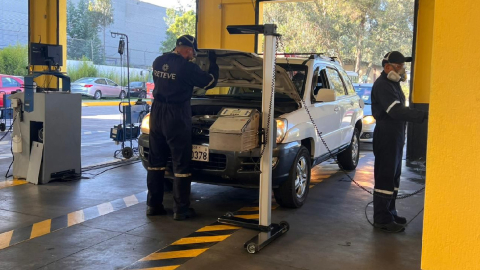 Vehículos pasan por un centro de revisión técnica, antes de su matriculación, en Quito.