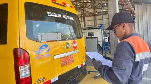 Un bus escolar sometido a revisión técnica vehicular en Guayaquil en marzo 2024.