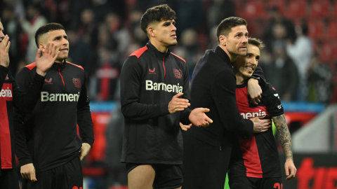 Piero Hincapié y Xabi Alonso, tras la victoria del Bayer Leverkusen ante el Wolfsburgo por la Bundesliga, el 10 de marzo de 2024.