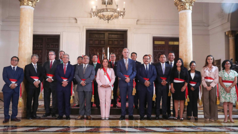 Fotografía cedida por la Presidencia de Perú de la mandataria, Dina Boluarte, mientras posa junto a los nuevos integrantes de su gabinete de ministros, el 1 de abril de 2024, en Lima (Perú).