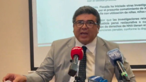 Luis Cotto, abogado de uno de los denunciados en un presunto caso de violencia sexual que habría ocurrido en un viaje de fin de año de un colegio privado de Guayaquil, dio una rueda de prensa el 1 de abril de 2024.