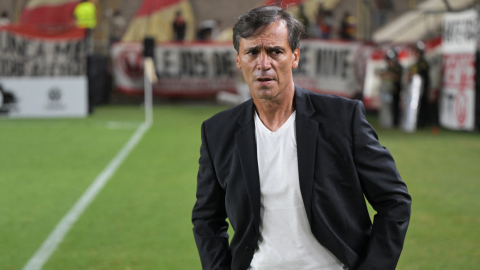 El entrenador argentino de Universitario, Fabián Bustos, durante el partido de Copa Libertadores ante Liga de Quito, el 2 de abril de 2024.