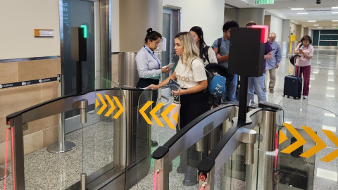 Imagen referencial de pasajeros pasando por controles de seguridad en el Aeropuerto Internacional Mariscal Sucre, de Quito, enero de 2024. 