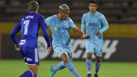 Luciano Nieto, de Universidad Católica, maneja la pelota en el partido ante Cruzeiro, en Quito, el 4 de abril de 2024.