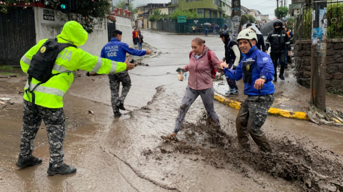 Miembros de la Policía ayudan a los vecinos de la Gasca, tras el aluvión. Quito, 2 de abril de 2024