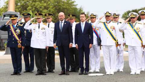 El ministro de Defensa, Gian Carlo Loffredo, y el presidente Daniel Noboa en una ceremonia militar, en Santa Elena, el 13 de diciembre de 2024.