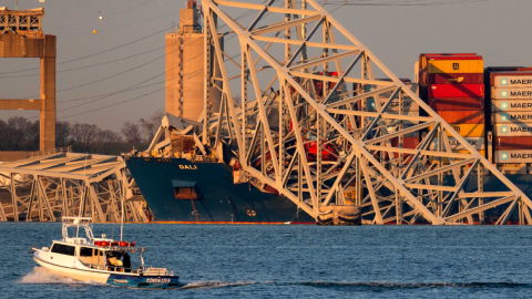 Parte delantera del buque de carga Dali con secciones derribadas del puente Francis Scott Key, en Baltimore, Maryland, Estados Unidos, 29 de marzo de 2024.