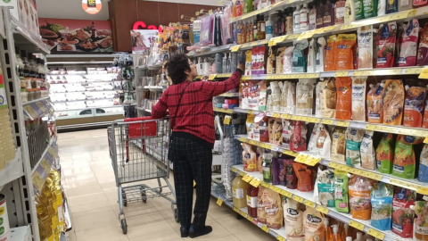 Imagen referencial de una persona realizando compras en un supermercado en Quito, febrero de 2024. 