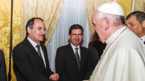 Carlos Pólit, Diego García y Rafael Correa, durante la visita del Papa a Ecuador en 2015.