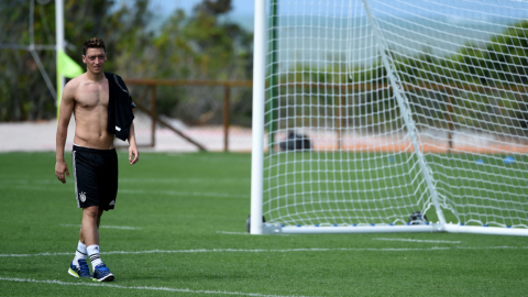 El mediocampista alemán Mesut Özil sale del campo después de una sesión de entrenamiento del equipo nacional de fútbol de Alemania en Santo Andre el 9 de junio de 2014.