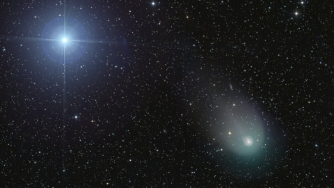 La estrella Vega y el cometa 12P/Pons-Brooks, llamado Diablo.