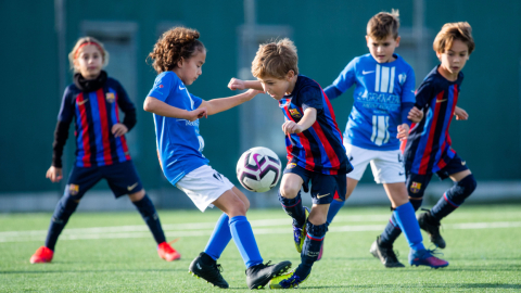 Niños se entrenan en la academia del FC Barcelona.