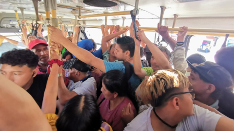 Los buses articulados se tardan en hora pico casi media hora en pasar en la Troncal 2 de la Metrovía y el sobrecupo es tal que a los usuarios se les dificulta ingresar a las unidades.