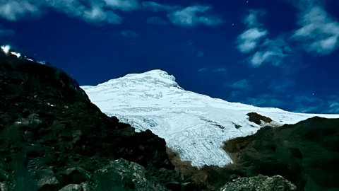 El volcán Cayambe es la tercera montaña más alta del Ecuador.