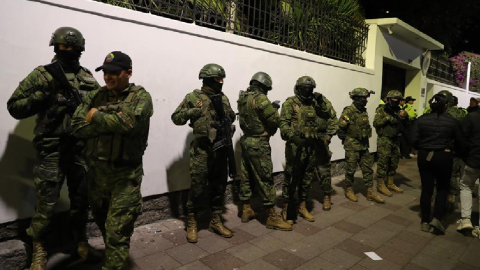 Miembros de las Fuerzas Armadas detuvieron a Jorge Glas, dentro de la embajada mexicana, en Quito, el 5 de abril de 2024.