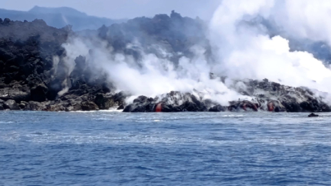 La lava del volcán La Cumbre, en Galápagos, llegó al mar.