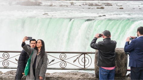 Entre los lugares emblemáticos donde será visible el eclipse solar total se encuentran las Cataratas del Niágara, donde el espectáculo promete ser grandioso.