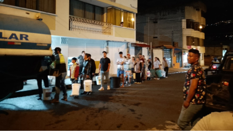 Habitantes de Conocoto hacen fila para comprar agua a un tanquero, el 7 de abril de 2024.