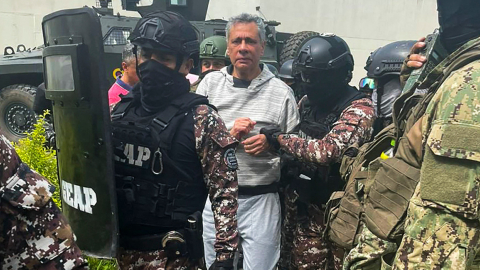 El exvicepresidente, Jorge Glas, cuando fue trasladado hacia la cárcel La Roca en Guayaquil, el 6 de abril de 2024.