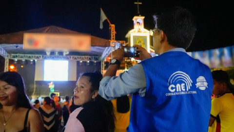 Uno de los funcionarios del CNE en control a campaña electoral.