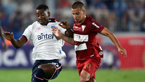 El delantero de Nacional Gonzalo Carneiro y el mediocampista de Always Ready Robson Matheus disputan un balón durante el partido de la Copa Libertadores, el 14 de marzo de 2024.