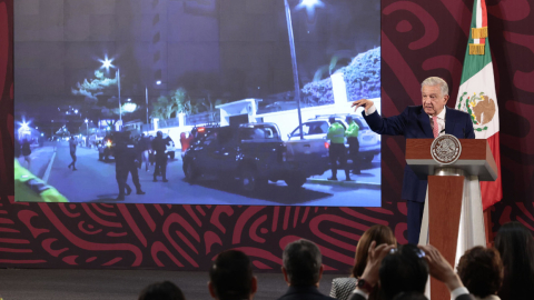 El presidente de México, Andrés Manuel López Obrador, mostrando el video de lo ocurrido en la Embajada mexicana en Quito, el 9 de abril de 2024.