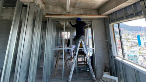 Imagen referencial de trabajos de construcción en un edificio en Quito. 