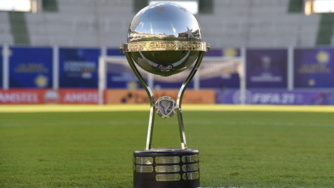 Imagen del trofeo de la Copa Sudamericana. 