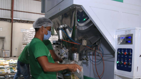 Un trabajador en una empresa arrocera, en abril de 2024.