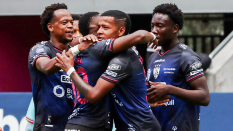 Jugadores de Independiente del Valle celebrando su gol ante Libertad, 7 abril 2024.