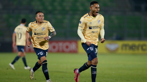 Ismael Díaz festeja su gol en el partido de U. Católica ante Unión La Calera por Sudamericana, el 10 de abril de 2024.