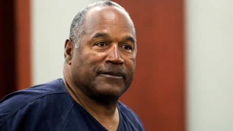 O. J. Simpson luce una camiseta azul, el 14 de mayo de 2013, durante la audiencia sobre el juicio de la muerte de su exesposa, en el Condado de Clark en Las Vegas, Nevada, Estados Unidos.