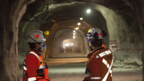 Imagen referencial de trabajadores de la minera chilena Codelco.