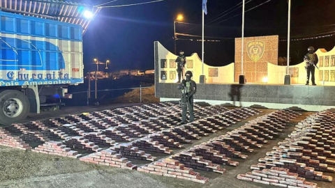 Un camión transportaba paquetes de cocaína que estaban camuflados entre cascarilla de café. El vehículo de interceptado el 10 de abril de 2024.