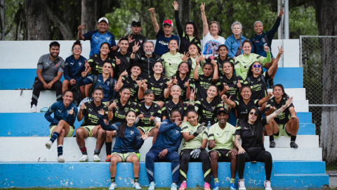 Las jugadoras de Guerreras Albas junto a Isaac Álvarez, presidente del club, el 9 de marzo de 2024.