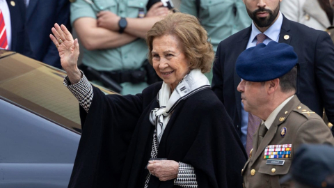 La Reina Sofìa  saluda al público en un acto por Jueves Santos de 2024.